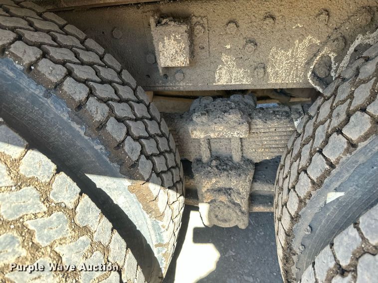 image for item EN3013 1981 International F2574 dump truck