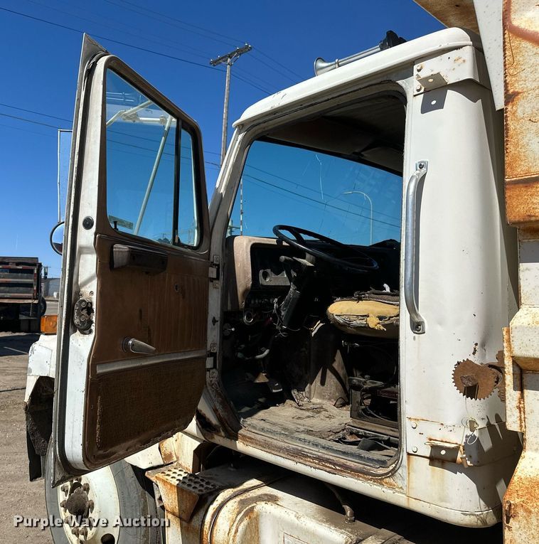 image for item EN3013 1981 International F2574 dump truck