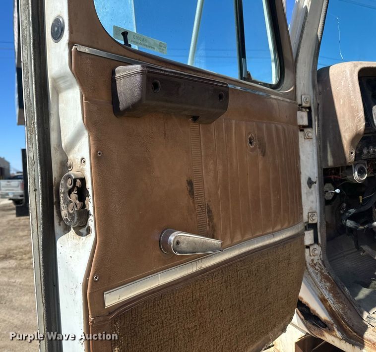 image for item EN3013 1981 International F2574 dump truck