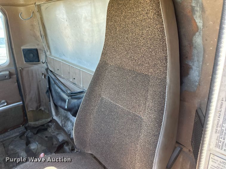 image for item EN3013 1981 International F2574 dump truck