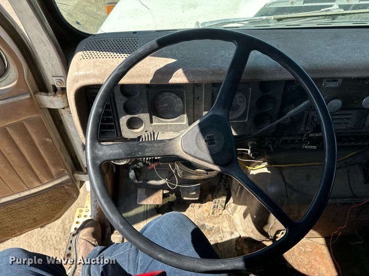 image for item EN3013 1981 International F2574 dump truck