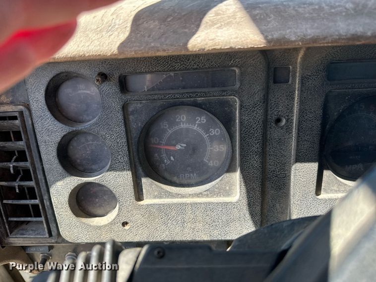 image for item EN3013 1981 International F2574 dump truck