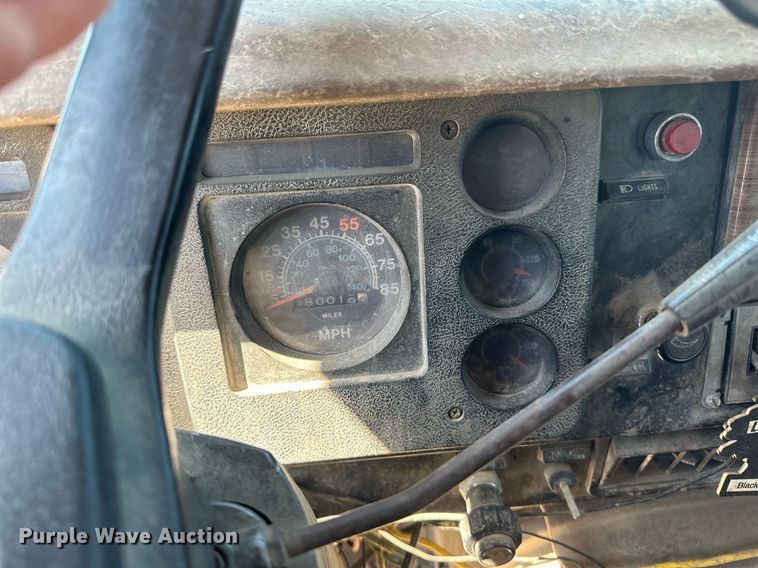 image for item EN3013 1981 International F2574 dump truck