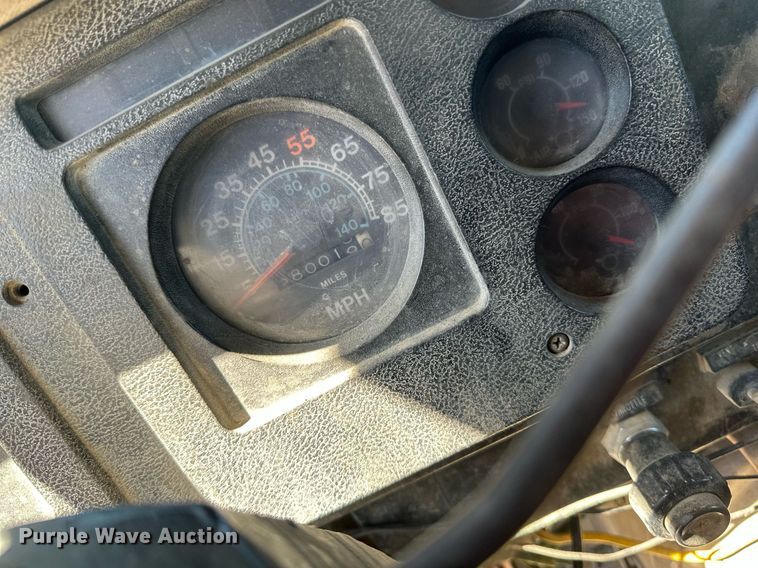 image for item EN3013 1981 International F2574 dump truck