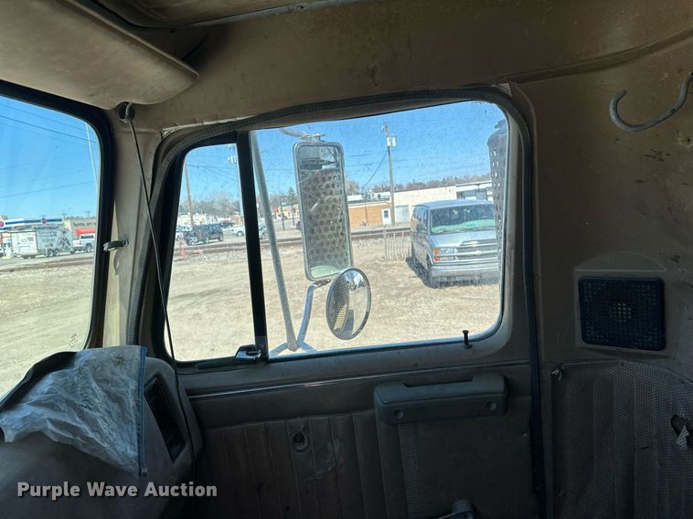 image for item EN3013 1981 International F2574 dump truck