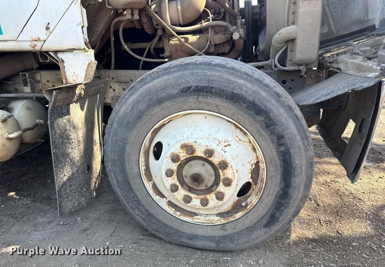 image for item EN3013 1981 International F2574 dump truck