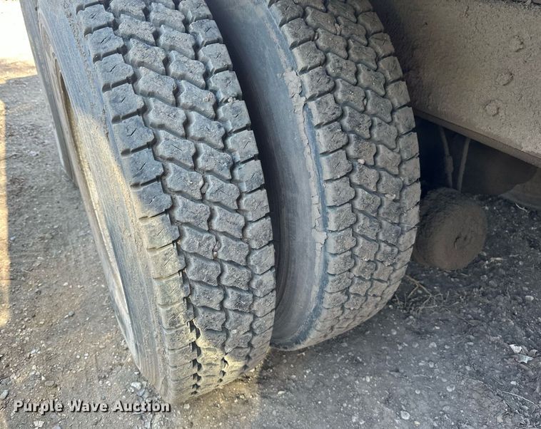 image for item EN3013 1981 International F2574 dump truck