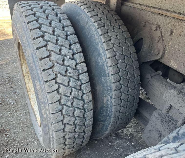 image for item EN3013 1981 International F2574 dump truck