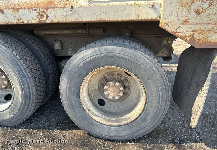 image for item EN3013 1981 International F2574 dump truck