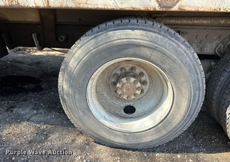 image for item EN3013 1981 International F2574 dump truck