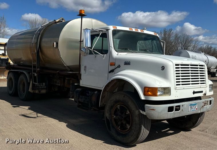 image for item EN3016 1995 International  4900 water truck