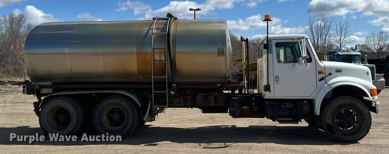 image for item EN3016 1995 International  4900 water truck