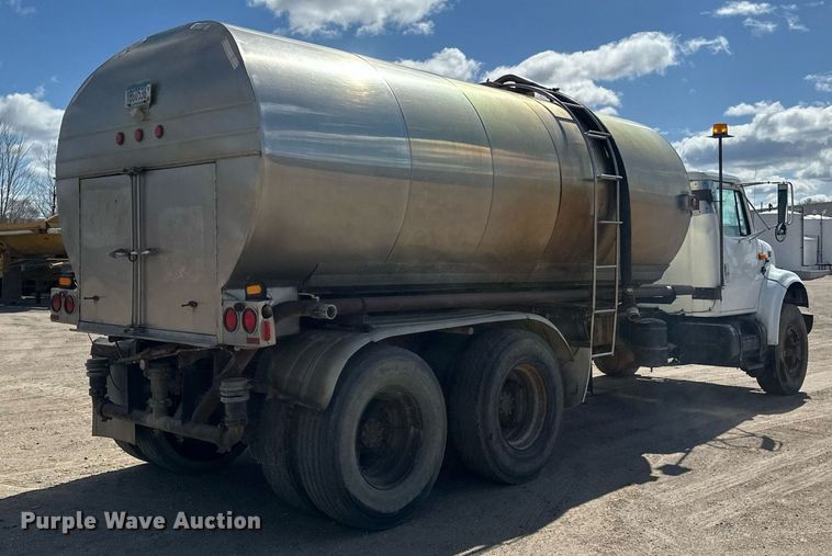 image for item EN3016 1995 International  4900 water truck