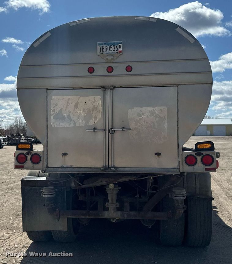 image for item EN3016 1995 International  4900 water truck