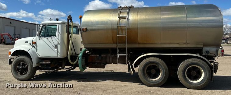 image for item EN3016 1995 International  4900 water truck
