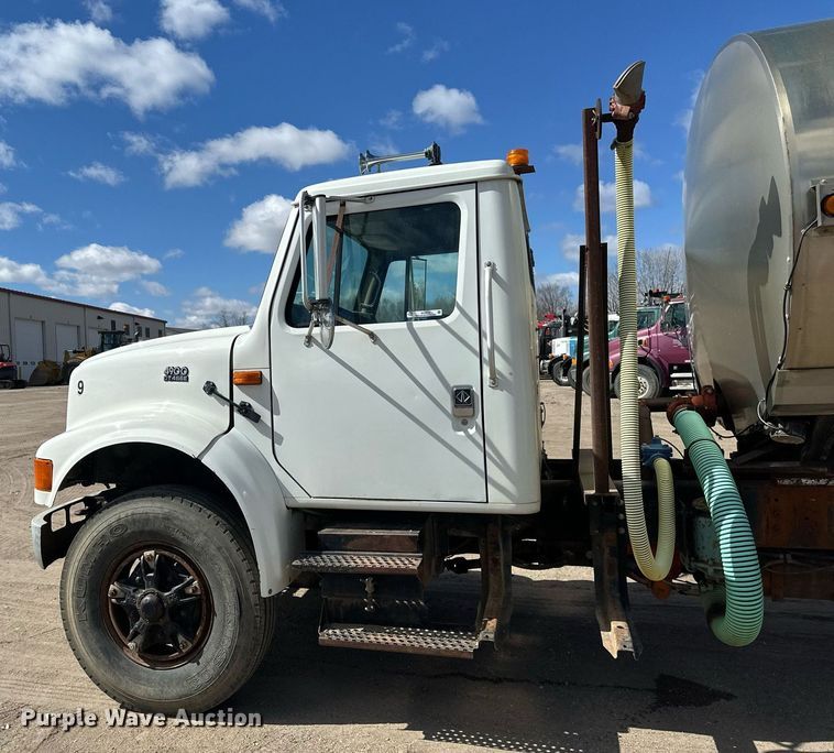 image for item EN3016 1995 International  4900 water truck