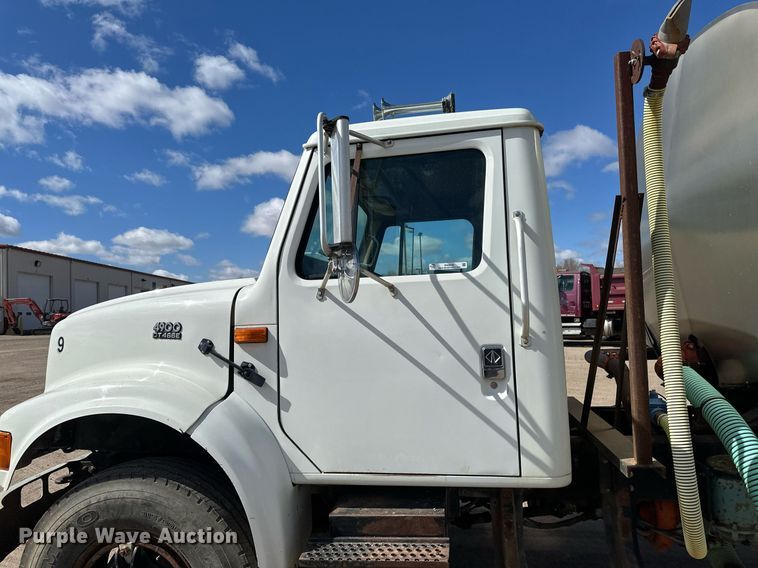 image for item EN3016 1995 International  4900 water truck