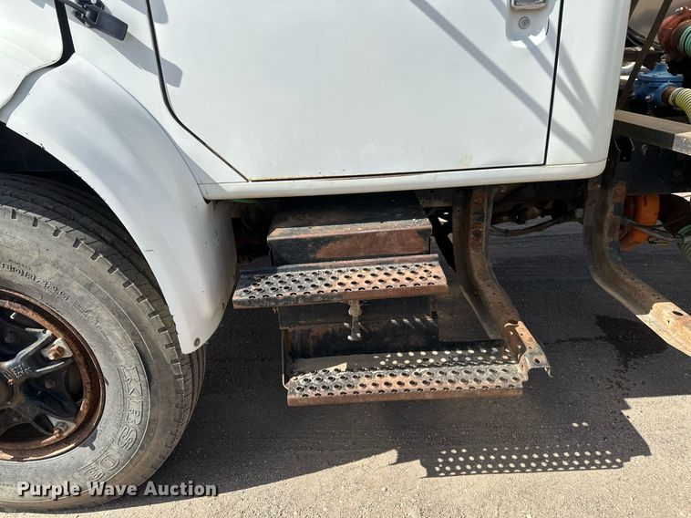 image for item EN3016 1995 International  4900 water truck