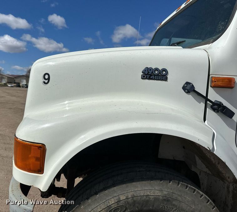 image for item EN3016 1995 International  4900 water truck