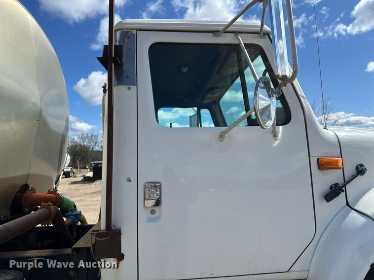 image for item EN3016 1995 International  4900 water truck