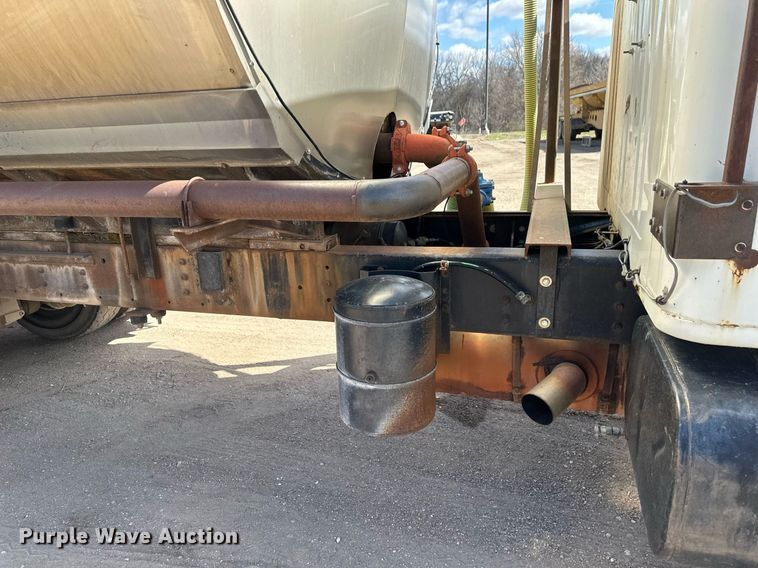 image for item EN3016 1995 International  4900 water truck