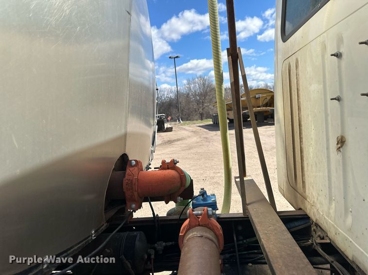 image for item EN3016 1995 International  4900 water truck