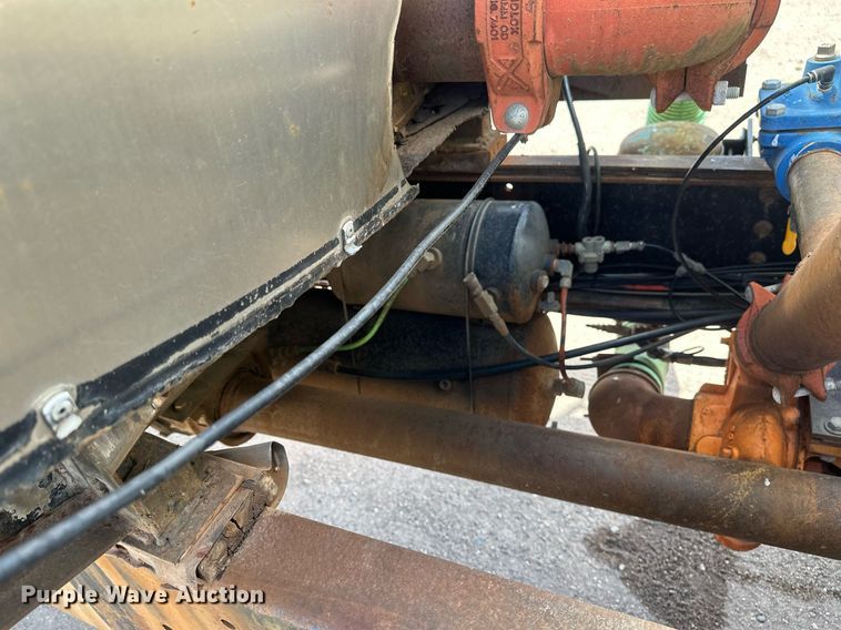 image for item EN3016 1995 International  4900 water truck