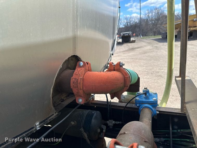 image for item EN3016 1995 International  4900 water truck