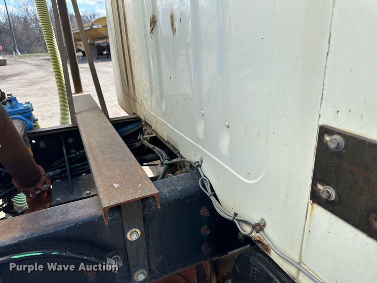 image for item EN3016 1995 International  4900 water truck