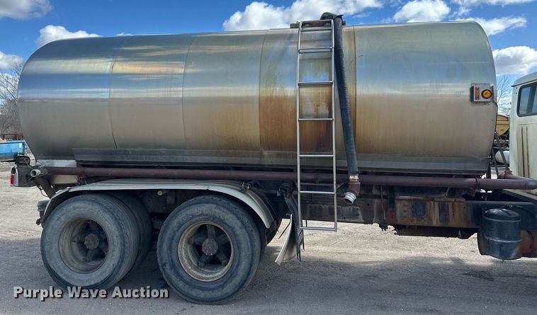 image for item EN3016 1995 International  4900 water truck