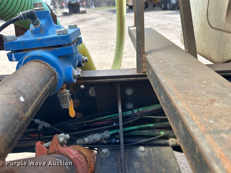 image for item EN3016 1995 International  4900 water truck