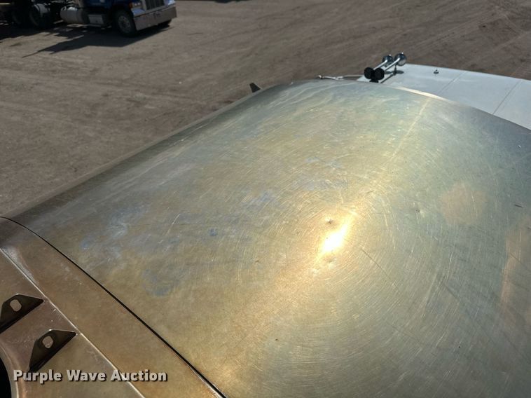 image for item EN3016 1995 International  4900 water truck