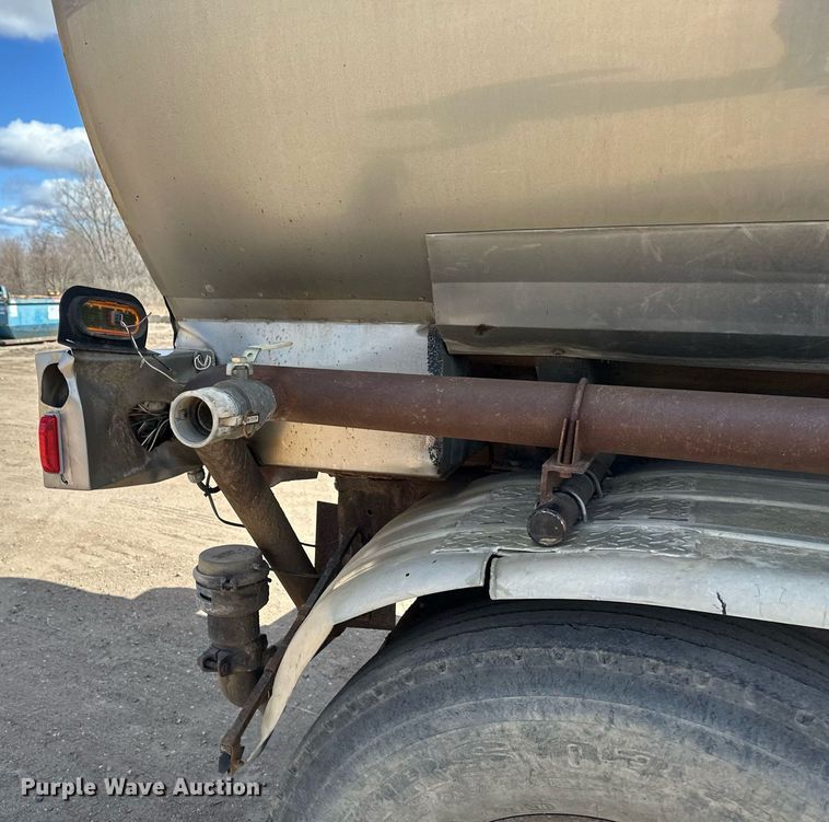 image for item EN3016 1995 International  4900 water truck