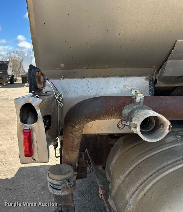 image for item EN3016 1995 International  4900 water truck