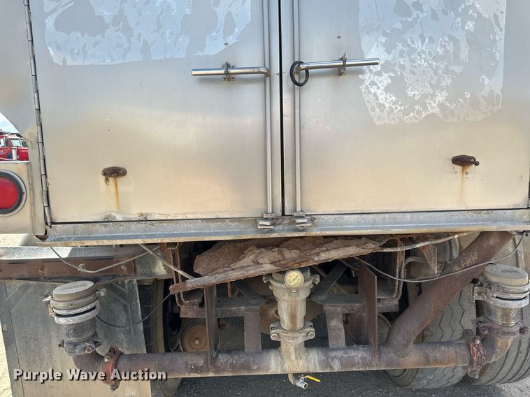 image for item EN3016 1995 International  4900 water truck