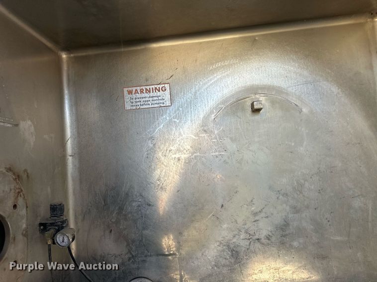 image for item EN3016 1995 International  4900 water truck