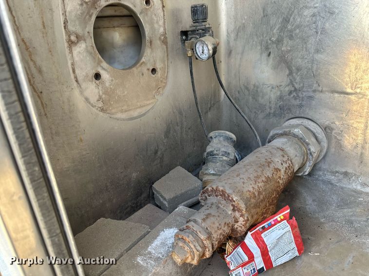 image for item EN3016 1995 International  4900 water truck