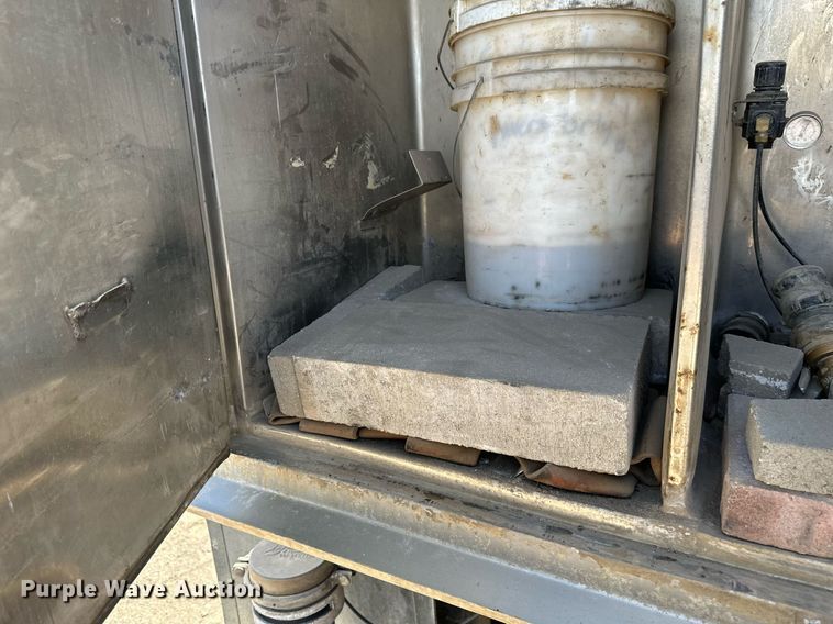 image for item EN3016 1995 International  4900 water truck