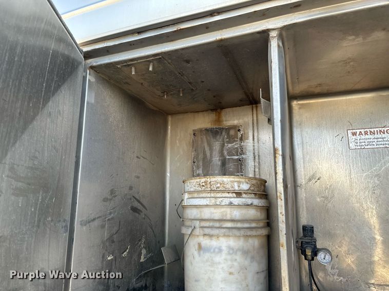 image for item EN3016 1995 International  4900 water truck