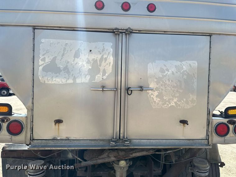 image for item EN3016 1995 International  4900 water truck