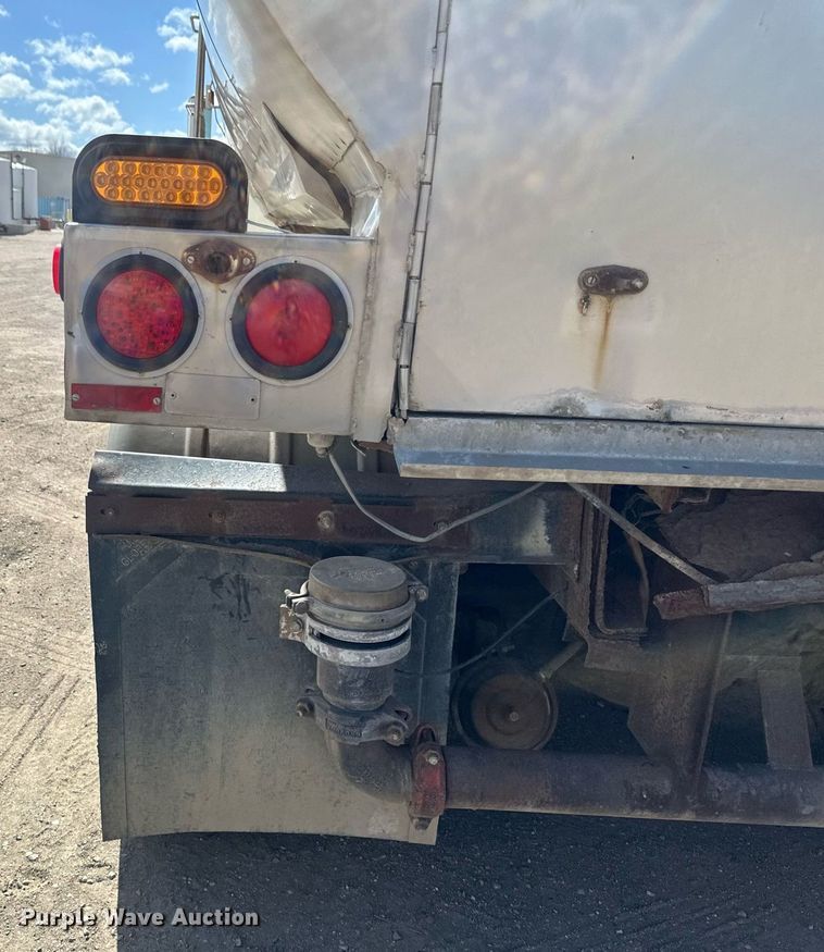 image for item EN3016 1995 International  4900 water truck