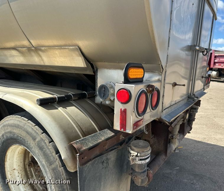 image for item EN3016 1995 International  4900 water truck