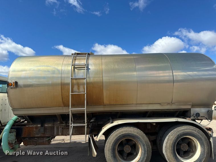 image for item EN3016 1995 International  4900 water truck