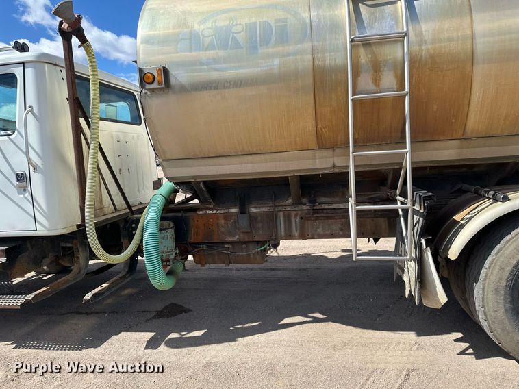 image for item EN3016 1995 International  4900 water truck