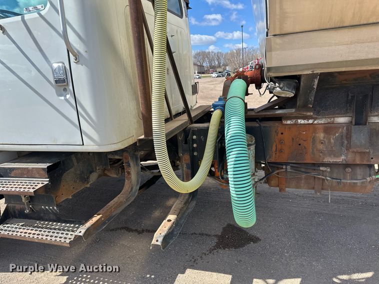 image for item EN3016 1995 International  4900 water truck