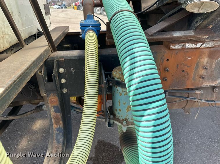 image for item EN3016 1995 International  4900 water truck