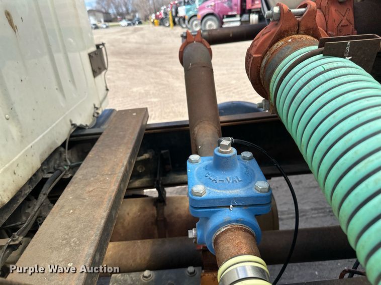 image for item EN3016 1995 International  4900 water truck