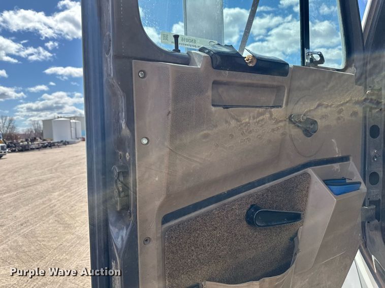 image for item EN3016 1995 International  4900 water truck