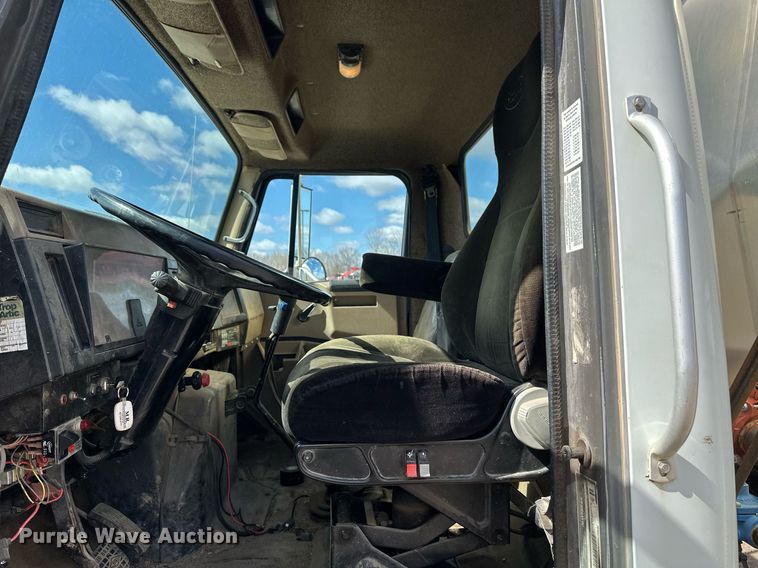 image for item EN3016 1995 International  4900 water truck