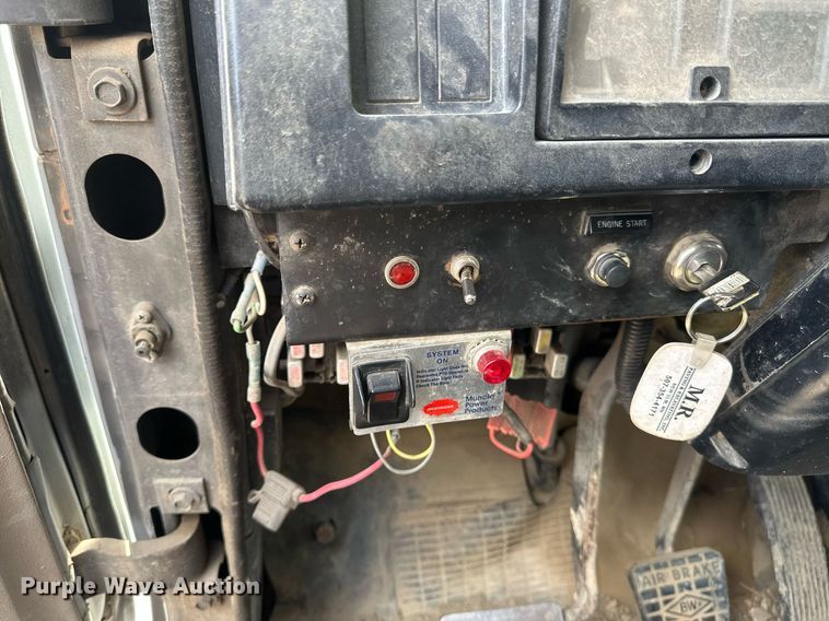 image for item EN3016 1995 International  4900 water truck